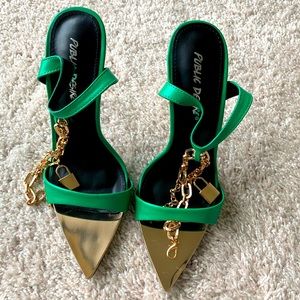 NEW!! Green/gold ankle chain stiletto sandals